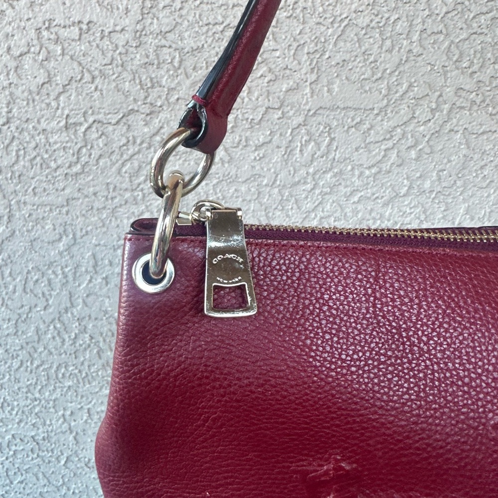 𝓒𝓞𝓐𝓒𝓗 Embossed Horse & Carriage shoulder bag - Picture 10 of 16